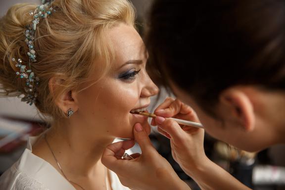 Braut Make-Up im Kosmetikstudio