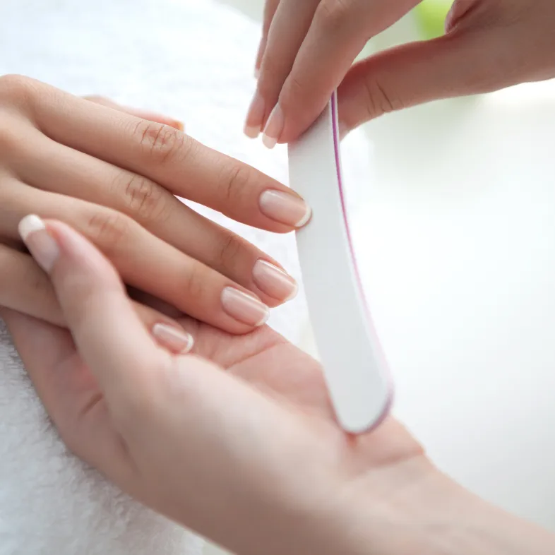 Maniküre mit Nagelfeile bei Beauty Accent Kosmetik