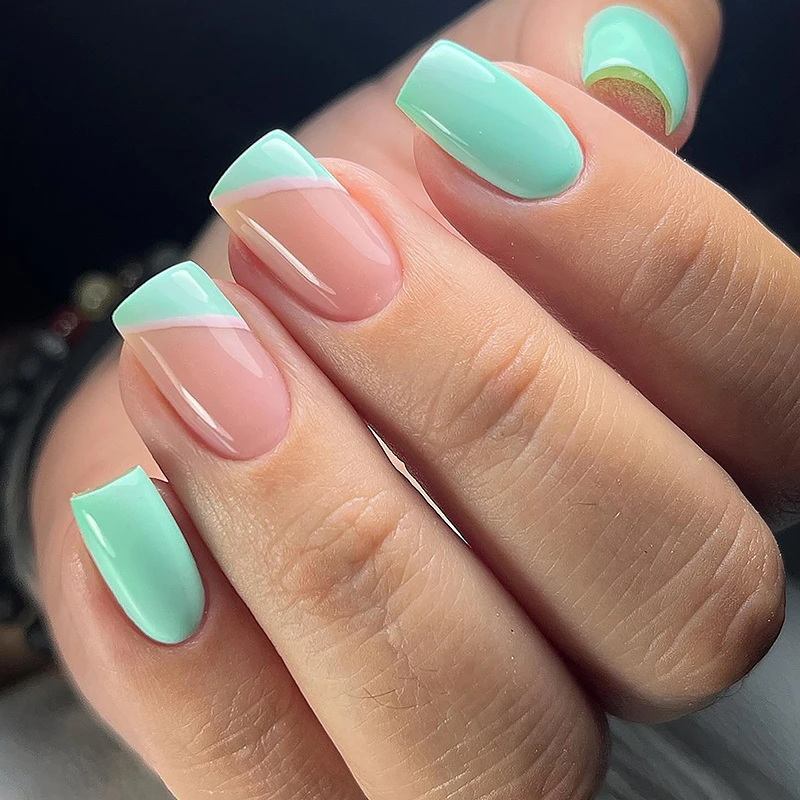 Nageldesign mit mintfarbenem French und glänzendem Finish
