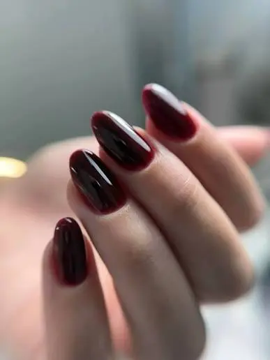 Dunkle Gelnägel mit glänzendem Finish