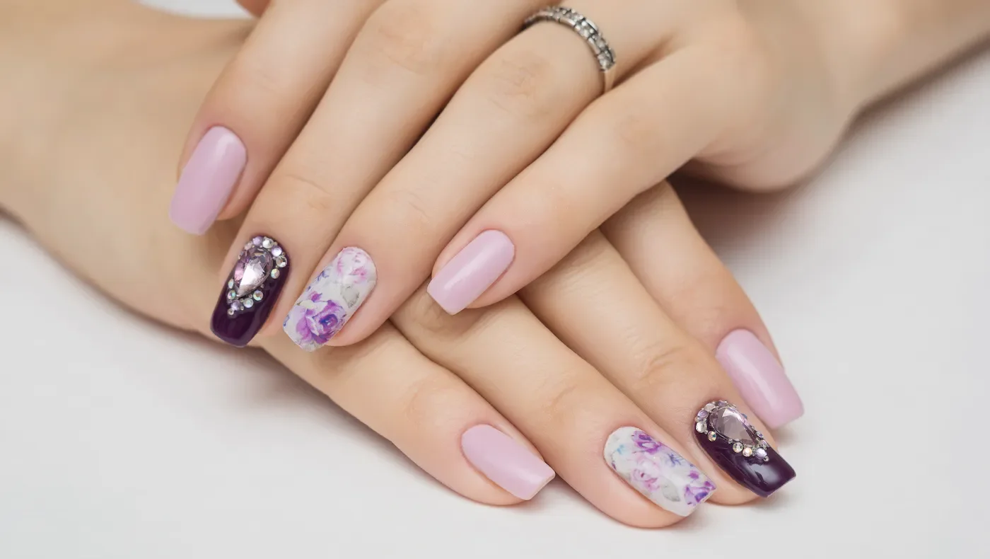 Nagelmodelage mit roséfarbenen und floralen Nägeln