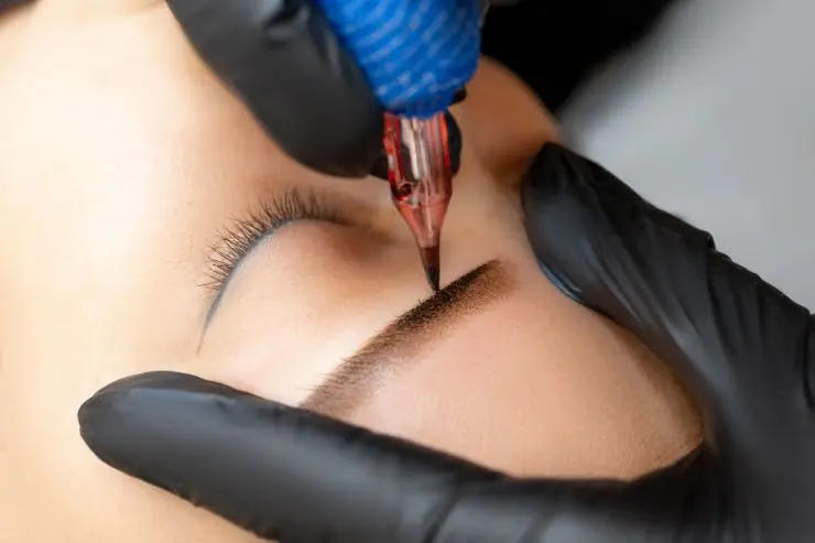 Permanent Make-up Behandlung der Augenbrauen