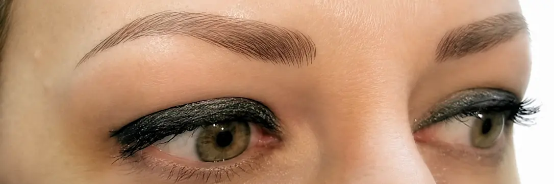 Nachherbild nach Microblading der Augenbrauen
