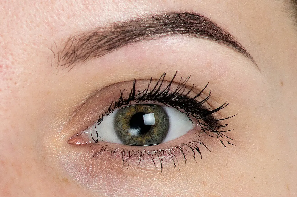 Nachherbild einer Augenbraue nach Powder Brows