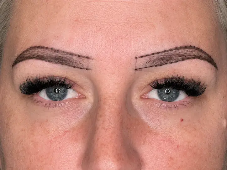 Vorzeichnung für Permanent Make-up bei Beauty Accent Kosmetik